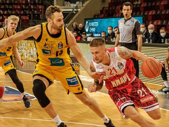 Jonas Wohlfarth Bottermann MHP Riesen Ludwigsburg, 18 , Aigars Skele S Oliver Wurzburg, 21 , MHP Riesen Ludwigsburg S Oliver Wurzburg , Basketball, Bundesliga, 9 Spieltag, Spielzeit 2021 2022, 05 12 2021, MHP Riesen Ludwigsburg S Oliver Wurzburg , Basketball, Bundesliga, 9 Spieltag, Spielzeit 2021 2022, 05 12 2021 Ludwigsburg Copyright: xAntonioxChiok Eibner-Pressefotox EP_ACK