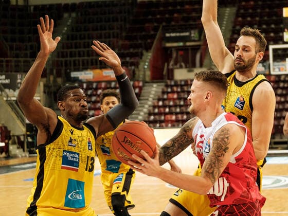 Yorman Polas Bartolo MHP Riesen Ludwigsburg, 13 , Aigars Skele S Oliver Wurzburg, 21 , Jonas Wohlfarth Bottermann MHP Riesen Ludwigsburg, 18 , MHP Riesen Ludwigsburg S Oliver Wurzburg , Basketball, Bundesliga, 9 Spieltag, Spielzeit 2021 2022, 05 12 2021, MHP Riesen Ludwigsburg S Oliver Wurzburg , Basketball, Bundesliga, 9 Spieltag, Spielzeit 2021 2022, 05 12 2021 Ludwigsburg. Copyright: xAntonioxChiok Eibner-Pressefotox EP_ACK