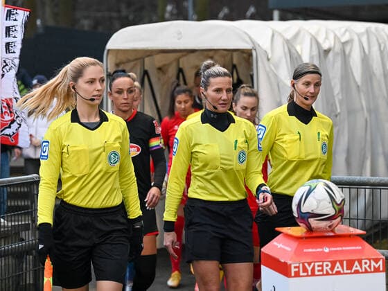 The referee team of Westerhoff, Foehrdes and Peters will lead the teams onto the pitch 1 FC Koeln vs SC Sand, Football, Womens Bundesliga, 10 Matchday, 2021 2022, 05 12 2021 DFL DFB REGULATES PROHIBIT ANY USE OF PHOTOGRAPHS AS IMAGE SEQUENCES AND OR QUASI VIDEO 1 FC Koeln vs SC Sand, Football, Womens Bundesliga, 10 Matchday, Season 2021 2022, 05 12 2021 Koeln Copyright: xEibner-Pressefotox EP_THR