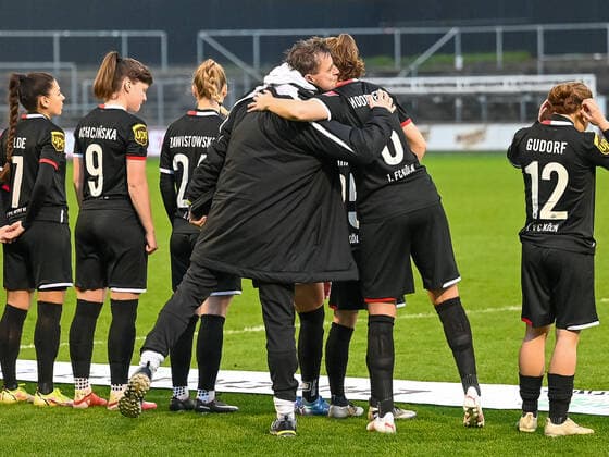 Alexander Fischinger SC Sand, coach with EX player Myrthe Moorrees 1 FC Köln, 06 doing so Manjou Wilde 1 FC Köln, 07 , Adriana Achinska 1 FC Köln, 09 , Peggy Kuznik 1 FC Köln, 21 and Alicia Gudorf 1 FC Köln, 12 1 FC Koeln vs SC Sand, football, Frauen Bundesliga, 10 Spieltag, 2021 2022, 05 12 2021 DFL DFB REGULATIONS PROHIBIT ANY USE OF PHOTOGRAPHS AS IMAGE SEQUENCES AND OR QUASI VIDEO 1 FC Koeln vs SC Sand, Football, Frauen Bundesliga, 10 Spieltag, Saison 2021 2022, 05 12 2021 Koeln Copyright: xEibner-Pressefotox EP_THR