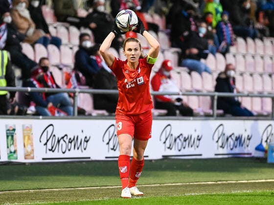 Michaela Brandenburg SC Sand, 13 at throw-in 1 FC Koeln vs SC Sand, Football, Womens Bundesliga, Matchday 10, 2021 2022, 05 12 2021 DFL DFB REGULATES PROHIBIT ANY USE OF PHOTOGRAPHS AS IMAGE SEQUENCES AND OR QUASI VIDEO 1 FC Koeln vs SC Sand, Football, Womens Bundesliga, Matchday 10, Season 2021 2022, 05 12 2021 Koeln Copyright: xEibner-Pressefotox EP_THR