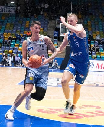 05 12 2021, xsltx, Basketball BBL Bundesliga, Frankfurt Skyliners Hakro Merlins Crailsheim emspor, v l Bogdan Radosavljevic Center HAKRO Merlins Crailsheim , Matt Haarms Center Fraport Skyliners DFL DFB REGULATIONS PROHIBIT ANY USE OF PHOTOGRAPHS as IMAGE SEQUENCES and or QUASI VIDEO Frankfurt am Main