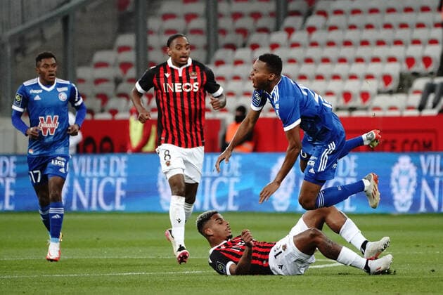 Mouhamadou Habibou Diallo (Strasbourg) - Mario Lemina (OGC Nice) FOOTBALL : OGC Nice vs Strasbourg - Ligue 1 Uber Eats - Nice - 05 12 2021 NorbertScanella Panoramic 