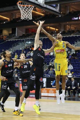 DEU, easyCredit BBL, ALBA vs Niners Chemnitz, 05 12 2021, Mercedes Benz Arena, Berlin, DEU, easyCredit BBL, ALBA vs Niners Chemnitz, in picture Louis Olinde ALBA Berlin 19 , Jan Niklas Wimberg Chemnitz 8 nordphotoxGmbHx xEngler nph00076