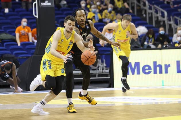 DEU, easyCredit BBL, ALBA vs Niners Chemnitz, 05 12 2021, Mercedes Benz Arena, Berlin, DEU, easyCredit BBL, ALBA vs Niners Chemnitz, in picture Jonas Mattisseck ALBA Berlin 9 , Darion Atkins Chemnitz 44 nordphotoxGmbHx xEngler nph00076