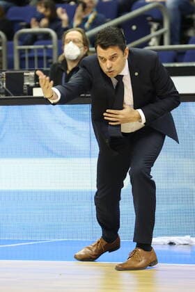 DEU, easyCredit BBL, ALBA vs Niners Chemnitz, 05 12 2021, Mercedes Benz Arena, Berlin, DEU, easyCredit BBL, ALBA vs Niners Chemnitz, pictured is head coach Israel Gonz‡lez ALBA Berlin. nordphotoxGmbHx xEngler nph00076