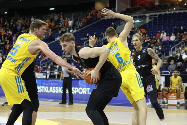 DEU, easyCredit BBL, ALBA vs Niners Chemnitz, 05 12 2021, Mercedes Benz Arena, Berlin, DEU, easyCredit BBL, ALBA vs Niners Chemnitz, in picture Martin Hermannsson ALBA Berlin 15 , Malte Delow ALBA Berlin 6 , Jan Niklas Wimberg Chemnitz 8 nordphotoxGmbHx xEngler nph00076