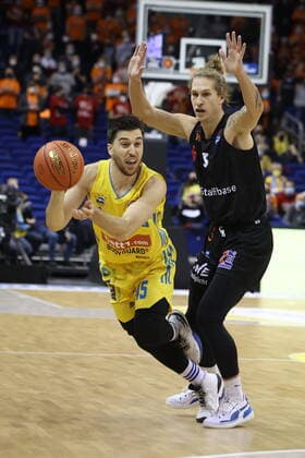 DEU, easyCredit BBL, ALBA vs Niners Chemnitz, 05 12 2021, Mercedes Benz Arena, Berlin, DEU, easyCredit BBL, ALBA vs Niners Chemnitz, in picture Tamir Blatt ALBA Berlin 45 , Malte Ziegenhagen Chemnitz 3 nordphotoxGmbHx xEngler nph00076