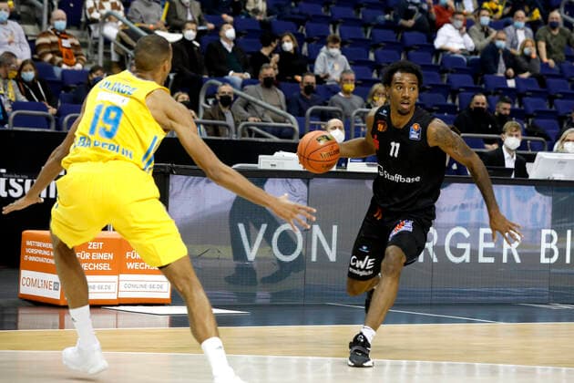 05 12 2021, easyCredit Basketball Bundesliga, BBL, 2021 2022 season, men, Alba Berlin Chemnitz Niners Isiaha Mike, Niners Chemnitz Berlin Mercedes Benz Arena Berlin Germany.