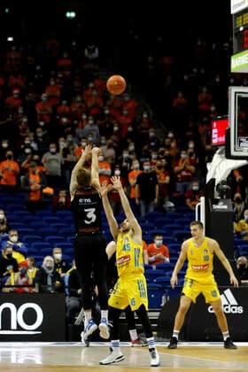 05 12 2021, easyCredit Basketball Bundesliga, BBL, 2021 2022 season, men, Alba Berlin Chemnitz Niners Malte Ziegenhagen, Niners Chemnitz, Tamir Blatt, Alba Berlin Berlin Mercedes Benz Arena Berlin Germany