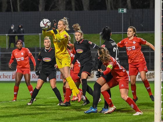 Jasmin Pal SC Sand, 01 goes to the ball 1 FC Koeln vs SC Sand, Football, Womens Bundesliga, Matchday 10, 2021 2022, 05 12 2021 DFL DFB REGULATES PROHIBIT ANY USE OF PHOTOGRAPHS AS IMAGE SEQUENCES AND OR QUASI VIDEO 1 FC Koeln vs SC Sand, Football, Womens Bundesliga, Matchday 10, Season 2021 2022, 05 12 2021 Koeln Copyright: xEibner-Pressefotox EP_THR