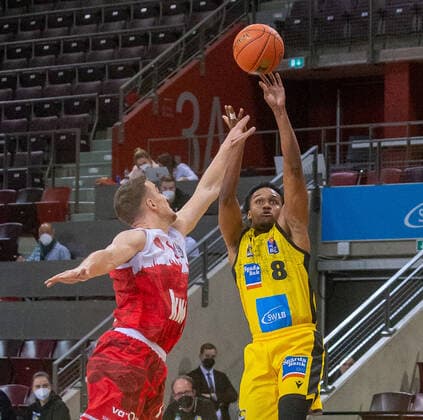 James Woodard Giants, right MHP Riesen Ludwigsburg vs s Oliver Würzburg Basketball Bundesliga 2021 2022 Ludwigsburg , GER, 05 12 2021,