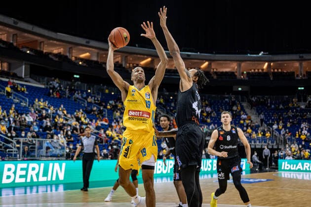 Basketball Berlin 05 12 2021 Season 2021 2022 easyCredit BBL 1 Bundesliga Men Alba Berlin NINERS Chemnitz Louis Olinde Alba Berlin, No 19 Darion Atkins Chemnitz, No 44