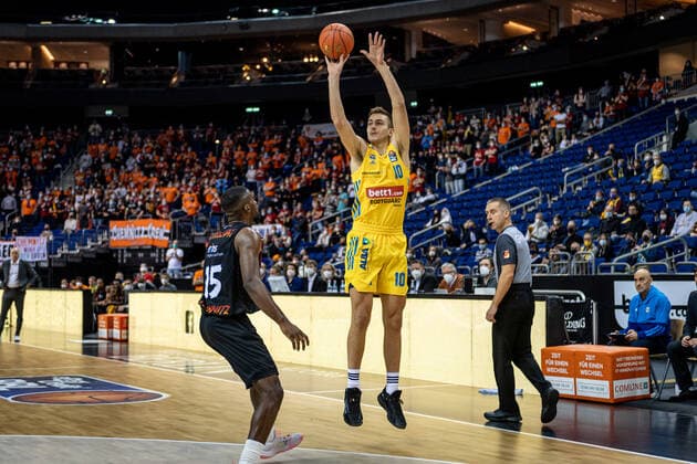 Basketball Berlin 05 12 2021 Season 2021 2022 easyCredit BBL 1 Bundesliga Men Alba Berlin NINERS Chemnitz Tim Schneider Alba Berlin, No 10 Frantz Massenat Chemnitz, No 15