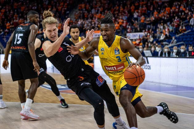 Basketball Berlin 05 12 2021 Season 2021 2022 easyCredit BBL 1 Bundesliga Men Alba Berlin NINERS Chemnitz Jaleen Smith Alba Berlin, No 03 Malte Ziegenhagen Chemnitz, No 03 li