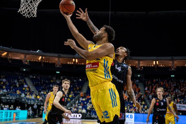 Basketball Berlin 05 12 2021 Season 2021 2022 easyCredit BBL 1 Bundesliga Men Alba Berlin NINERS Chemnitz Johannes Thiemann Alba Berlin, No 32 Nick Lasch Chemnitz, No 14