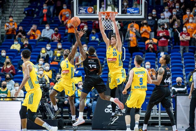 Basketball Berlin 05 12 2021 Season 2021 2022 easyCredit BBL 1 Bundesliga Men Alba Berlin NINERS Chemnitz Frantz Massenat Chemnitz, No 15 Ben Lammers Alba Berlin, No 55 Jaleen Smith Alba Berlin, No 03