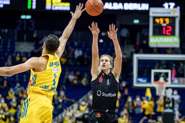 Basketball Berlin 05 12 2021 Season 2021 2022 easyCredit BBL 1 Bundesliga Men Alba Berlin NINERS Chemnitz Malte Ziegenhagen Chemnitz, No 03 Oscar Da Silva Alba Berlin, No 01
