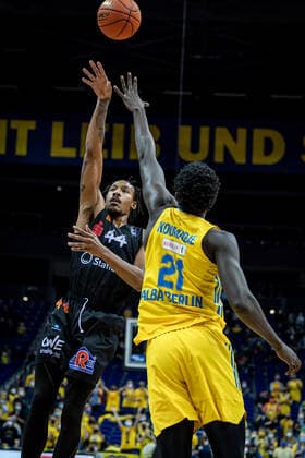 Basketball Berlin 05 12 2021 Season 2021 2022 easyCredit BBL 1 Bundesliga Men Alba Berlin NINERS Chemnitz Darion Atkins Chemnitz, No 44 Christ Koumadje Alba Berlin, No 21