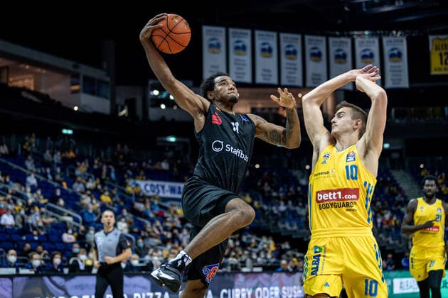 Basketball Berlin 05 12 2021 Season 2021 2022 easyCredit BBL 1 Bundesliga Men Alba Berlin NINERS Chemnitz Isiaha Mike Chemnitz, No 11 Tim Schneider Alba Berlin, No 10