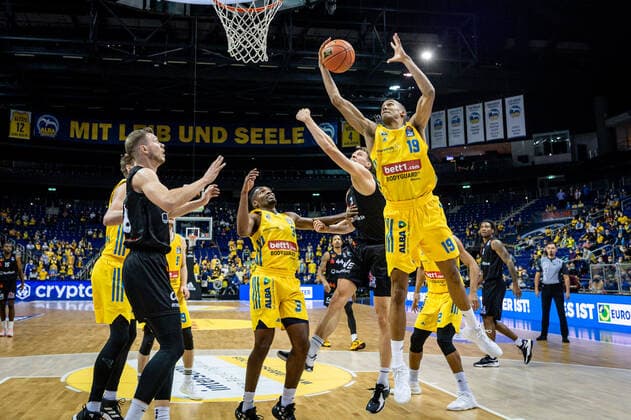 Basketball Berlin 05 12 2021 Season 2021 2022 easyCredit BBL 1 Bundesliga Men Alba Berlin NINERS Chemnitz Louis Olinde Alba Berlin, No 19