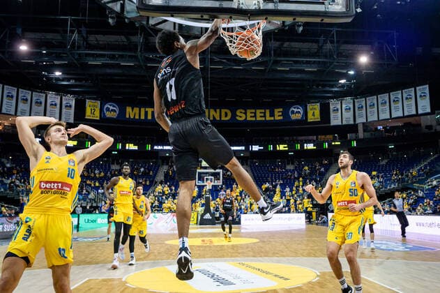 Basketball Berlin 05 12 2021 Season 2021 2022 easyCredit BBL 1 Bundesliga Men Alba Berlin NINERS Chemnitz Isiaha Mike Chemnitz, No 11 Tim Schneider Alba Berlin, No 10