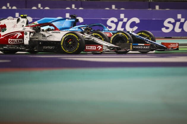 GIOVINAZZI Antonio (ita), Alfa Romeo Racing ORLEN C41, overtakes 14 ALONSO Fernando (spa), Alpine F1 A521, action during the Formula 1 stc Saudi Arabian Grand Prix 2021, 21th round of the 2021 FIA Formula One World Championship, WM, Weltmeisterschaft from December 3 to 5, 2021 on the Jeddah Corniche Circuit, in Jeddah, Saudi Arabia - F1 - SAUDI ARABIAN GRAND PRIX 2021 - RACE DPPI Panoramic 00121044_FG0O3291.JPG