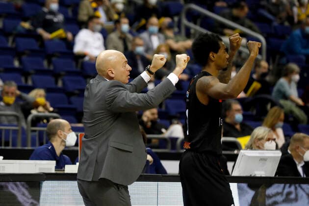 05 12 2021, easyCredit Basketball Bundesliga, BBL, 2021 2022 season, men, Alba Berlin Chemnitz Niners Rodrigo Pastore Headcoach , Niners Chemnitz, Isiaha Mike, Niners Chemnitz Berlin Mercedes Benz Arena Berlin Germany.