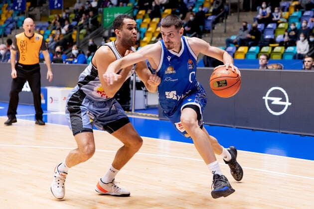 Fraport Skyliners HAKRO Merlins Crailsheim, easyCredit BBL Lukas Wank Fraport Skyliners, 0, right passes Elias Lasisi Merlins Crailsheim, 6 Basketball match of the easyCredit BBL between Fraport Skyliners and HAKRO Merlins Crailsheim on 5 December 2021 at Fraport Arena in Frankfurt am Main , Frankfurt am Main Hesse Germany Fraport Arena