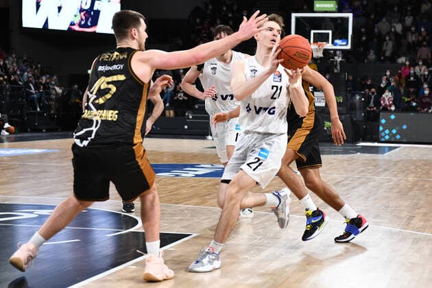 Basketball I Men I Season 2021 2022 I Bundesliga I 9 Matchday I Hamburg Towers Basketball Loewen Braunschweig I 05 12 2021 Justus Hollatz 21, Point Guard, Hamburg Towers and Martin Peterka 15, Power Forward, Basketball Loewen Braunschweig Lueneburg edel optics de Arena Hamburg Germany. Copyright: xLobeca Hannigx