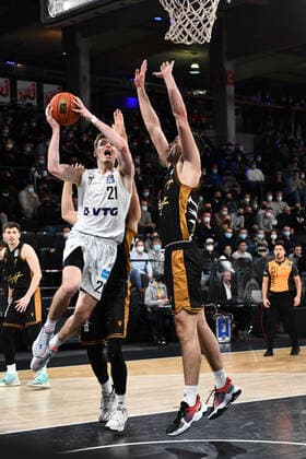 Basketball I Men I Season 2021 2022 I Bundesliga I 9 Matchday I Hamburg Towers Basketball Loewen Braunschweig I 05 12 2021 Justus Hollatz 21, Point Guard, Hamburg Towers and Benedikt Turudic 44, Center, Basketball Loewen Braunschweig Lueneburg edel optics de Arena Hamburg Germany. Copyright: xLobeca Hannigx