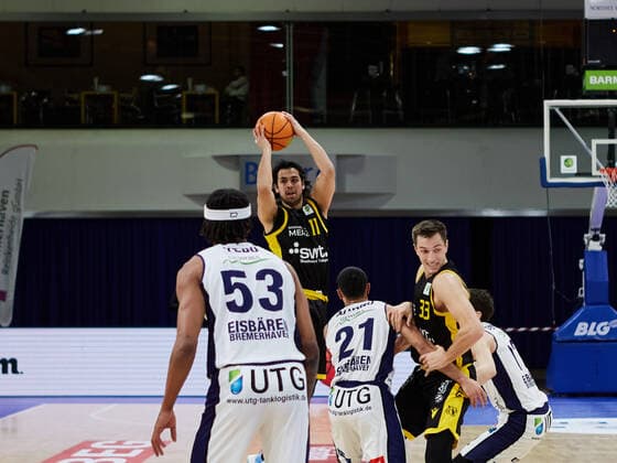 Ryan Richard Mikesell Tigers Tuebingen 33 Captain, Erol Antonio Ersek Tigers Tuebingen 11 , Kevin Yebo Eisbaeren Bremerhaven 53 , Ethan Herrera Alvano Eisbaeren Bremerhaven 21 Eisbaeren Bremerhaven vs Tigers Tuebingen, 2 Barmer Basketball Bundesliga, Stadthalle Bremerhaven, season 2021 2022, 12 match day, 05 12 2021 Foto EIBNER Stephanie Zerbe Eisbaeren Bremerhaven vs Tigers Tuebingen, 2 Barmer Basketball Bundesliga, season 2021 2022, 12 match day, 05 12 2021 Bremerhaven Copyright: xStephaniexZerbe xEibner-Pressefox EP_SZE