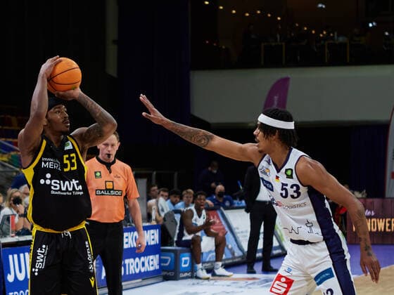 Basket shot by Isaiah Deion Crawley Tigers Tuebingen 53 , Kevin Yebo Eisbaeren Bremerhaven 53 Eisbaeren Bremerhaven vs Tigers Tuebingen, 2 Barmer Basketball Bundesliga, Stadthalle Bremerhaven, Spielzeit 2021 2022, 12 Spieltag, 05 12 2021 Foto EIBNER Stephanie Zerbe Eisbaeren Bremerhaven vs Tigers Tuebingen, 2 Barmer Basketball Bundesliga, Spielzeit 2021 2022, 12 Spieltag, 05 12 2021 Bremerhaven Copyright: xStephaniexZerbe xEibner-Pressefox EP_SZE