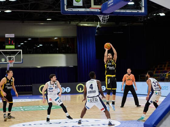 Basket shot by Erol Antonio Ersek Tigers Tuebingen 11 , Ryan Richard Mikesell Tigers Tuebingen 33 Captain, Armani T Bori Moore Eisbaeren Bremerhaven 04 , Robert Drijencic Eisbaeren Bremerhaven 12 Eisbaeren Bremerhaven vs Tigers Tuebingen, 2 Barmer Basketball Bundesliga, Stadthalle Bremerhaven, season 2021 2022, 12 match day, 05 12 2021 Photo EIBNER Stephanie Zerbe Eisbaeren Bremerhaven vs Tigers Tuebingen, 2 Barmer Basketball Bundesliga, season 2021 2022, 12 match day, 05 12 2021 Bremerhaven Copyright: xStephaniexZerbe xEibner-Pressefox EP_SZE