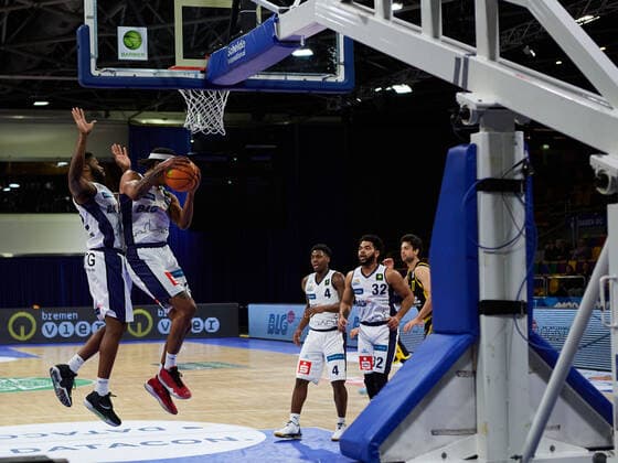 Goals for the Tigers Tuebingen by Mateo Seric Tigers Tuebingen 17 , Carringtin Quilin Love Eisbaeren Bremerhaven 32 , Armani T Bori Moore Eisbaeren Bremerhaven 04 Eisbaeren Bremerhaven vs Tigers Tuebingen, 2 Barmer Basketball Bundesliga, Stadthalle Bremerhaven, season 2021 2022, 12 match day, 05 12 2021 Photo EIBNER Stephanie Zerbe Eisbaeren Bremerhaven vs Tigers Tuebingen, 2 Barmer Basketball Bundesliga, season 2021 2022, 12 match day, 05 12 2021 Bremerhaven. Copyright: xStephaniexZerbe xEibner-Pressefox EP_SZE
