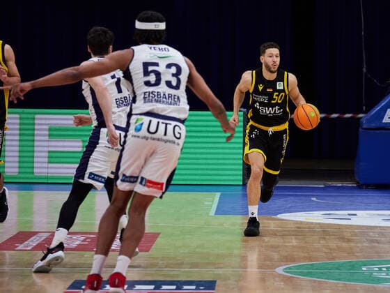 Attack of Joanic Gruettner Bacoul Tigers Tuebingen 50 , Kevin Yebo Eisbaeren Bremerhaven 53 Eisbaeren Bremerhaven vs Tigers Tuebingen, 2 Barmer Basketball Bundesliga, Stadthalle Bremerhaven, Spielzeit 2021 2022, 12 Spieltag, 05 12 2021 Photo EIBNER Stephanie Zerbe Eisbaeren Bremerhaven vs Tigers Tuebingen, 2 Barmer Basketball Bundesliga, Spielzeit 2021 2022, 12 Spieltag, 05 12 2021 Bremerhaven Copyright: xStephaniexZerbe xEibner-Pressefox EP_SZE