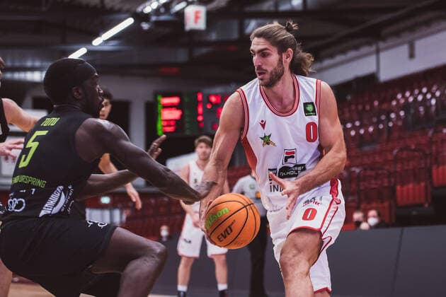 ProA 12 Matchday Artland Dragons vs TEAM EHINGEN URSPRING, 05 12 2021 Munis Mahmoud Tutu TEAM EHINGEN URSPRING, 5 , Adam Pechacek Artland Dragons, 0 ProA 12 Matchday Artland Dragons vs TEAM EHINGEN URSPRING on 05 12 2021 in Quakenbrueck Artland Arena , Germany, Copyright: xBEAUTIFULxSPORTS Neddermannx