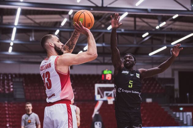 ProA 12 Matchday Artland Dragons vs TEAM EHINGEN URSPRING, 05 12 2021 Taren Valdis Sullivan Artland Dragons, 13 , Munis Mahmoud Tutu TEAM EHINGEN URSPRING, 5 ProA 12 Matchday Artland Dragons vs TEAM EHINGEN URSPRING on 05 12 2021 in Quakenbrueck Artland Arena , Germany, Copyright: xBEAUTIFULxSPORTS Neddermannx