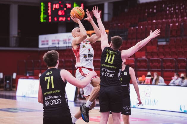 ProA 12 Matchday Artland Dragons vs TEAM EHINGEN URSPRING, 05 12 2021 Moritz Heck TEAM EHINGEN URSPRING, 71 , Darren Aidenojie Artland Dragons, 9 , Timo Neunzling TEAM EHINGEN URSPRING, 10 ProA 12 Matchday Artland Dragons vs TEAM EHINGEN URSPRING on 05 12 2021 in Quakenbrueck Artland Arena , Germany, Copyright: xBEAUTIFULxSPORTS Neddermannx