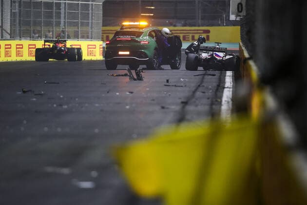 Crash, MAZEPIN Nikita (rus), Haas F1 Team VF-21 Ferrari, action during the Formula 1 stc Saudi Arabian Grand Prix 2021, 21th round of the 2021 FIA Formula One World Championship, WM, Weltmeisterschaft from December 3 to 5, 2021 on the Jeddah Corniche Circuit, in Jeddah, Saudi Arabia - F1 - SAUDI ARABIAN GRAND PRIX 2021 - RACE DPPI Panoramic  00121044_FG0O3505.JPG
