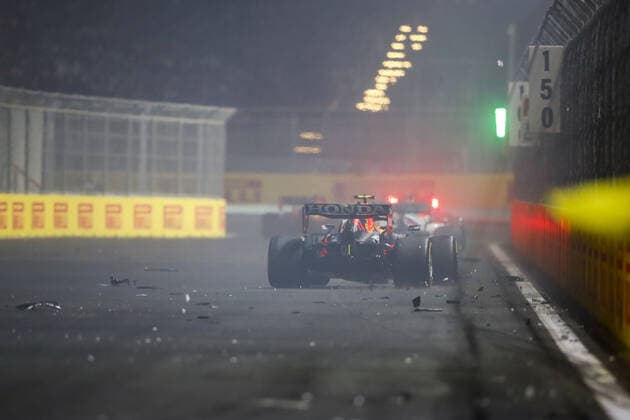 11 PEREZ Sergio (mex), Red Bull Racing Honda RB16B, crash during the Formula 1 stc Saudi Arabian Grand Prix 2021, 21th round of the 2021 FIA Formula One World Championship, WM, Weltmeisterschaft from December 3 to 5, 2021 on the Jeddah Corniche Circuit, in Jeddah, Saudi Arabia - F1 - SAUDI ARABIAN GRAND PRIX 2021 - RACE DPPI Panoramic  00121044__V2_6761.JPG