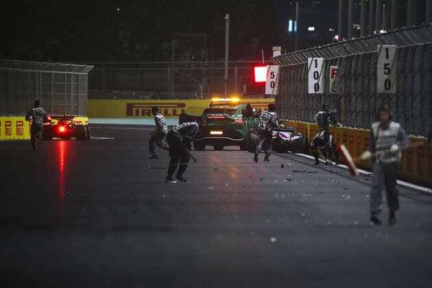 Sport Bilder des Tages Crash, 09 MAZEPIN Nikita (rus), Haas F1 Team VF-21 Ferrari, action during the Formula 1 stc Saudi Arabian Grand Prix 2021, 21th round of the 2021 FIA Formula One World Championship, WM, Weltmeisterschaft from December 3 to 5, 2021 on the Jeddah Corniche Circuit, in Jeddah, Saudi Arabia - F1 - SAUDI ARABIAN GRAND PRIX 2021 - RACE DPPI Panoramic  00121044_FG0O3517.JPG