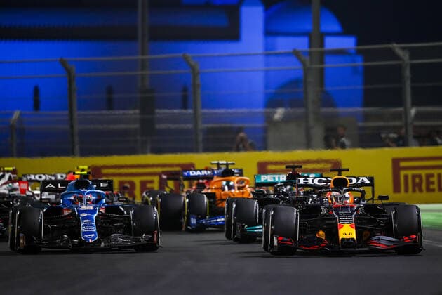 33 VERSTAPPEN Max (nld), Red Bull Racing Honda RB16B, 31 OCON Esteban (fra), Alpine F1 A521, action during the Formula 1 stc Saudi Arabian Grand Prix 2021, 21th round of the 2021 FIA Formula One World Championship, WM, Weltmeisterschaft from December 3 to 5, 2021 on the Jeddah Corniche Circuit, in Jeddah, Saudi Arabia - F1 - SAUDI ARABIAN GRAND PRIX 2021 - RACE DPPI Panoramic 00121044__V2_6741.JPG