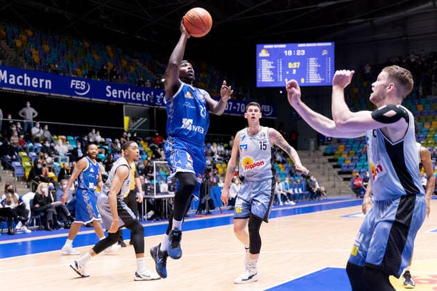 Fraport Skyliners HAKRO Merlins Crailsheim, easyCredit BBL Will Cherry Fraport Skyliners, 29 rises high to the basket Bogdan Radosavljevic Merlins Crailsheim, 15 and Fabian Bleck Merlins Crailsheim, 9 can no longer intervene Basketball match of the easyCredit BBL between the Fraport Skyliners and HAKRO Merlins Crailsheim on 5 December 2021 at the Fraport Arena in Frankfurt am Main , Frankfurt am Main Hesse Germany Fraport Arena