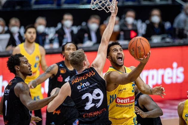 Basketball Berlin 05 12 2021 Season 2021 2022 easyCredit BBL 1 Bundesliga Men Alba Berlin NINERS Chemnitz Johannes Thiemann Alba Berlin, No 32 Mindaugas Susinskas Chemnitz, No 29