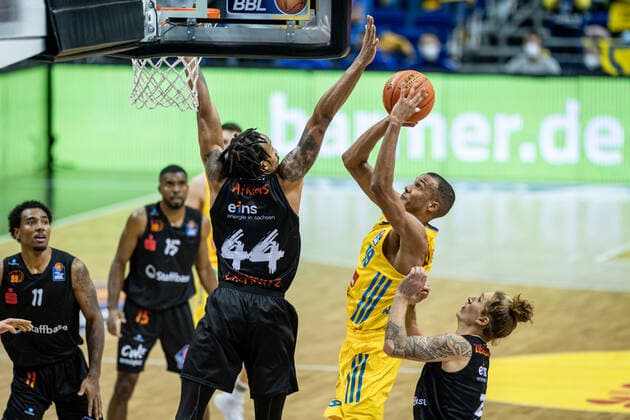Basketball Berlin 05 12 2021 Season 2021 2022 easyCredit BBL 1 Bundesliga Men Alba Berlin NINERS Chemnitz Louis Olinde Alba Berlin, No 19 Darion Atkins Chemnitz, No 44