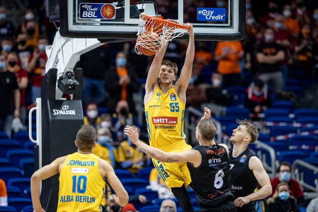 Basketball Berlin 05 12 2021 Season 2021 2022 easyCredit BBL 1 Bundesliga Men Alba Berlin NINERS Chemnitz Ben Lammers Alba Berlin, No 55 Jan Niklas Wimberg Chemnitz, No 08 Jonas Richter Chemnitz, No 07