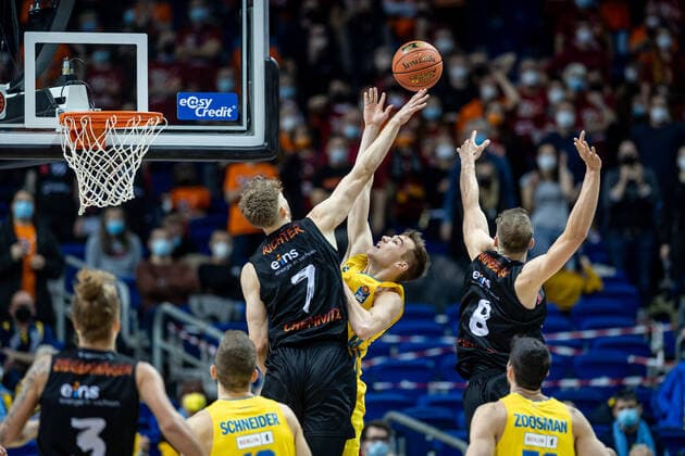 Basketball Berlin 05 12 2021 Season 2021 2022 easyCredit BBL 1 Bundesliga Men Alba Berlin NINERS Chemnitz Malte Delow Alba Berlin, No 06 Jonas Richter Chemnitz, No 07 Jan Niklas Wimberg Chemnitz, No 08