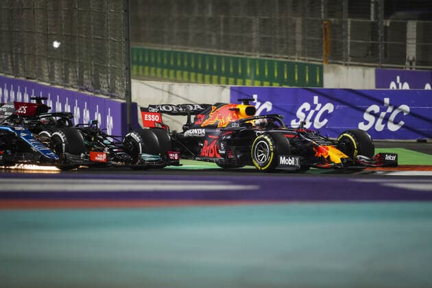 Start 3, 31 OCON Esteban (fra), Alpine F1 A521, 44 HAMILTON Lewis (gbr), Mercedes AMG F1 GP W12 E Performance, 33 VERSTAPPEN Max (nld), Red Bull Racing Honda RB16B, action during the Formula 1 stc Saudi Arabian Grand Prix 2021, 21th round of the 2021 FIA Formula One World Championship, WM, Weltmeisterschaft from December 3 to 5, 2021 on the Jeddah Corniche Circuit, in Jeddah, Saudi Arabia - F1 - SAUDI ARABIAN GRAND PRIX 2021 - RACE DPPI Panoramic 00121044_FG0O3558.JPG