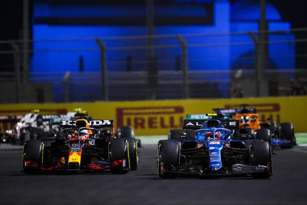 31 OCON Esteban (fra), Alpine F1 A521, 33 VERSTAPPEN Max (nld), Red Bull Racing Honda RB16B, action during the Formula 1 stc Saudi Arabian Grand Prix 2021, 21th round of the 2021 FIA Formula One World Championship, WM, Weltmeisterschaft from December 3 to 5, 2021 on the Jeddah Corniche Circuit, in Jeddah, Saudi Arabia - F1 - SAUDI ARABIAN GRAND PRIX 2021 - RACE DPPI Panoramic 00121044__V2_6906.JPG